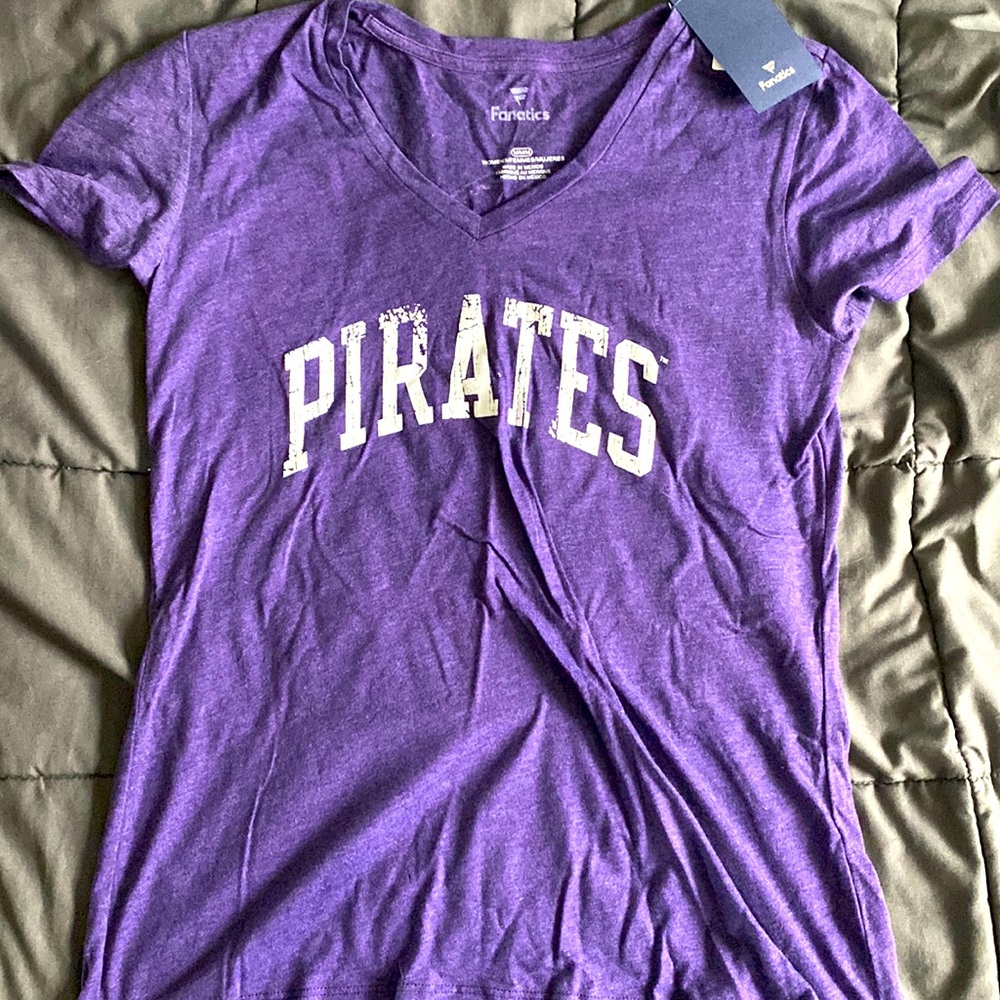 Women’s medium pirates T-shirt